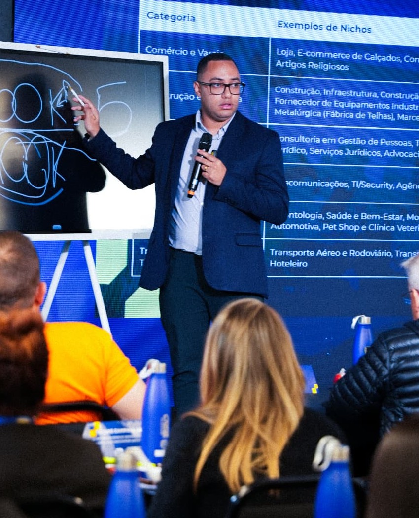 Alex França em apresentação para empresários